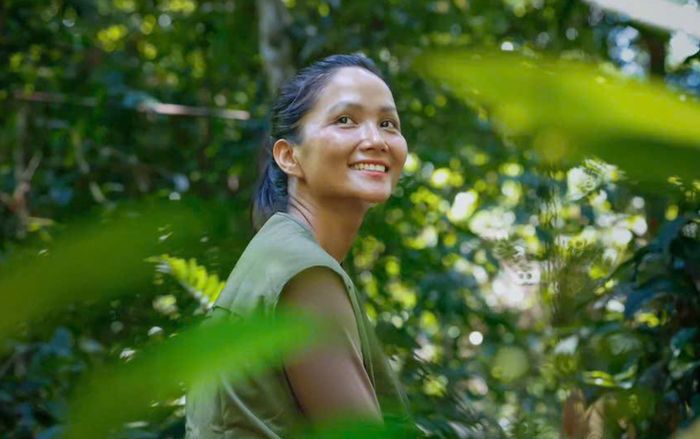 Một sao nữ Vbiz lên tiếng bênh vực H'Hen Niê: 'Có những sai lầm không đáng bị ném đá'