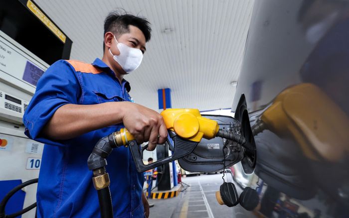 Giá xăng dầu hôm nay 3/11: Tiếp đà tăng mạnh