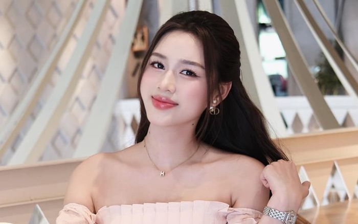 Thanh lăn massage mặt của Đỗ Thị Hà