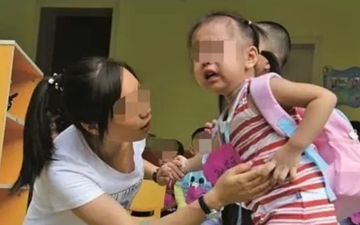 Con gái 3 tuổi đi học về tỏ ra ngập ngừng, mẹ chết lặng khi giúp con thay quần áo