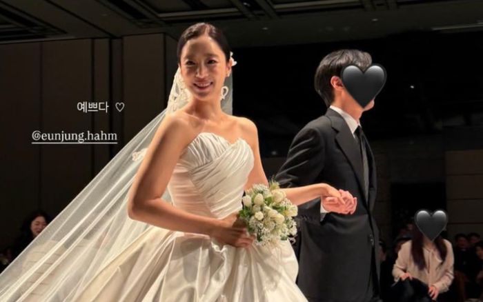 Nữ ca sĩ đình đám mặc váy cưới đẹp phát sáng, cười tươi rói khi đi lấy chồng