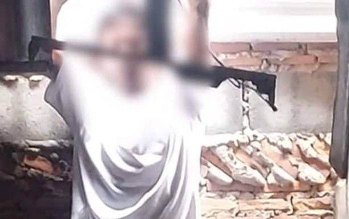 Người đàn ông nổi điên vì vợ cũ không chịu quay lại, cắn cả cảnh sát can ngăn