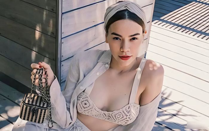 Hồ Ngọc Hà diện chiếc váy cực táo bạo, lấp ló 'điểm vàng' đắt giá 'đốt mắt' người nhìn ở tuổi 40