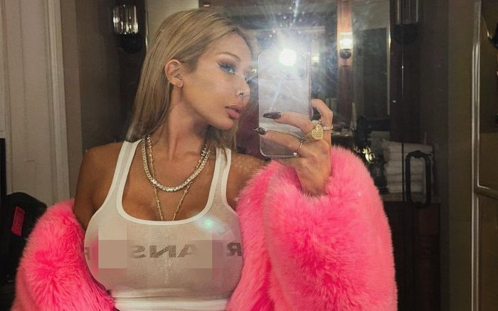 Nữ ca sĩ diện đồ mỏng như giấy, lộ miếng dán vòng 1 gây 'nhức mắt'