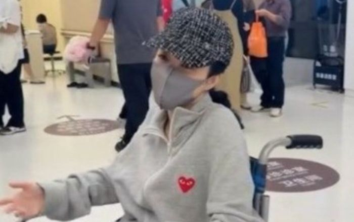 Nữ diễn viên nổi tiếng gặp tai nạn trên phim trường, hình ảnh ngồi xe lăn gây xót xa