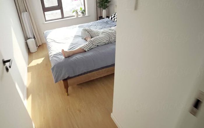 Chồng về nhà phát hiện cặp đôi lạ nằm trong phòng ngủ, người vợ tiết lộ sự thật khiến dân mạng 'dậy sóng'