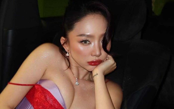 'Khó thở' trước loạt ảnh hở bạo của Tóc Tiên