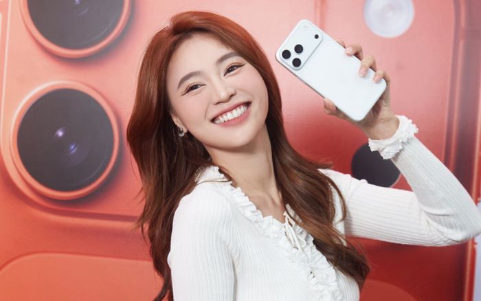 Chiếc điện thoại 37 triệu đồng của Ninh Dương Lan Ngọc