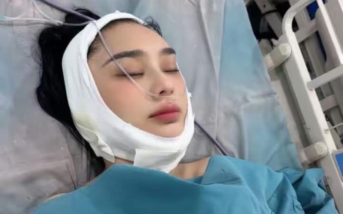 Hình ảnh Lâm Khánh Chi trên giường bệnh, tiếp tục 'trùng tu' nhan sắc tuổi U50 đang khiến dân tình xôn xao