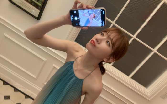 Chiếc điện thoại 64 triệu của vợ Trấn Thành