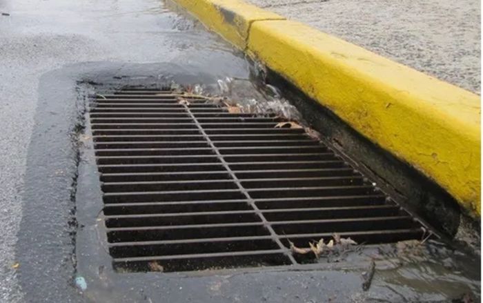 Cống thoát nước bị nghẹt sau trận mưa lớn, người dân bàng hoàng khi phát hiện xác người bên trong