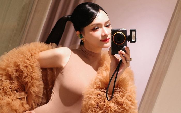 Chiếc máy ảnh 30 triệu của Hương Giang