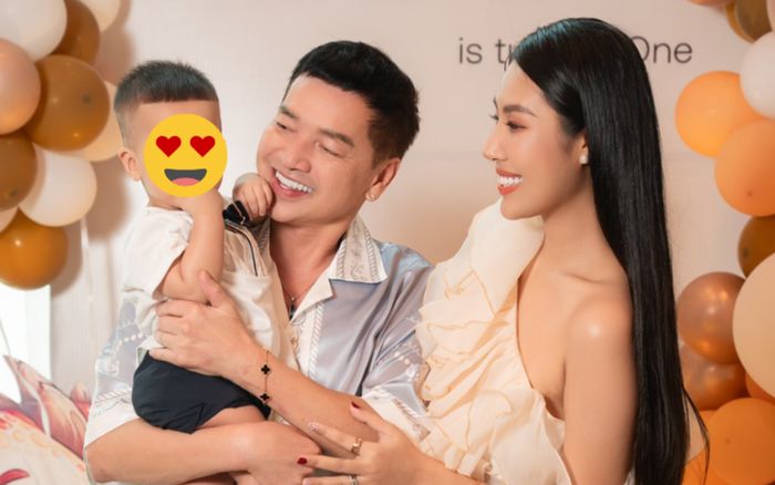 Nghệ sĩ Quang Minh U70 làm tiệc mừng quý tử tròn 1 tuổi, vợ 9X diện trang phục gây chú ý