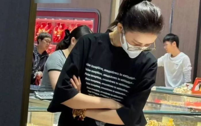 Bắt gặp một mỹ nhân showbiz đi mua vàng sau ly hôn chồng, lộ chi tiết gây choáng