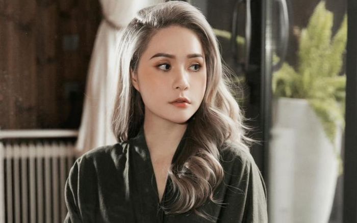 Bất ngờ cuộc sống của Đoàn Di Băng trước khi vướng ồn ào