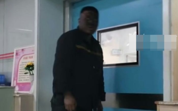 Người chồng làm mỏ than chạy đến bệnh viện khi vợ sinh con, gương mặt đen xì khiến dân mạng 'cười ngất'