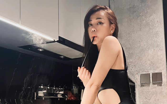 Phương Oanh diện váy khoét sâu táo bạo khiến dân tình 'ná thở'