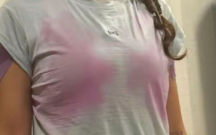 Tham gia cuộc thi chạy, người phụ nữ 'ngượng chín mặt' vì áo lót bỗng đổi màu lạ thường