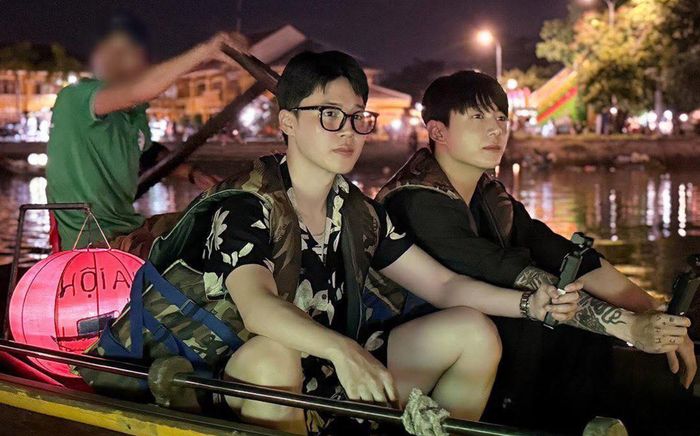 Xôn xao hình ảnh 2 thành viên BTS ghé thăm Hội An