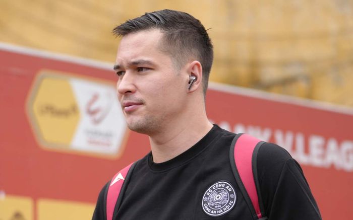 Thủ môn Trần Trung Kiên và Nguyễn Filip tranh QBV 2025