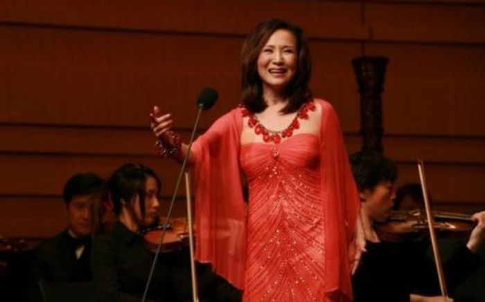 Nữ công nhân nhà máy trở thành ca sĩ nổi tiếng, bị khán giả quê nhà chỉ trích là 'kẻ phản bội'