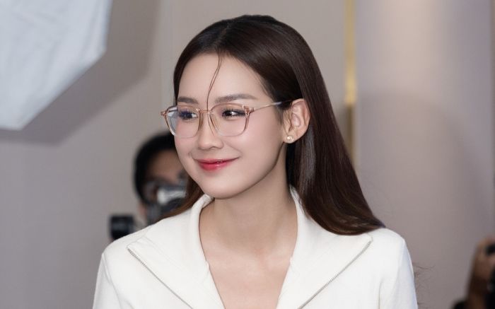 'Bắt tận tay' Hoa hậu Bảo Ngọc làm điều này giữa chốn đông người, biết lý do ai cũng vừa thương vừa cười