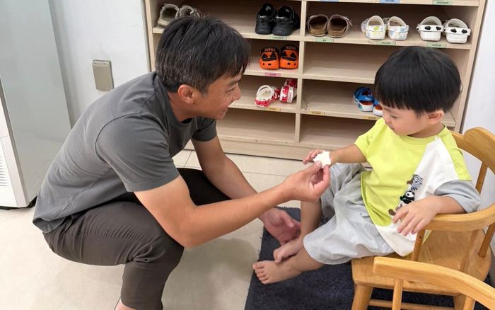 Hình ảnh đi chân trần của Cường Đô La đang gây sốt cõi mạng