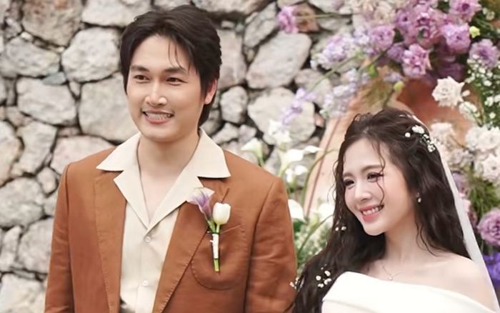 Đình Tú - Ngọc Huyền lên đồ trước giờ G đám cưới, cô dâu quyến rũ diện váy trễ vai lộ điểm 'hớp hồn'