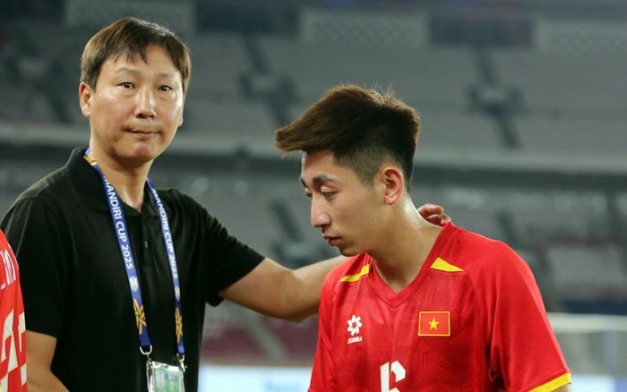 HLV Kim Sang Sik chơi lớn để tuyển Việt Nam không bị loại sớm