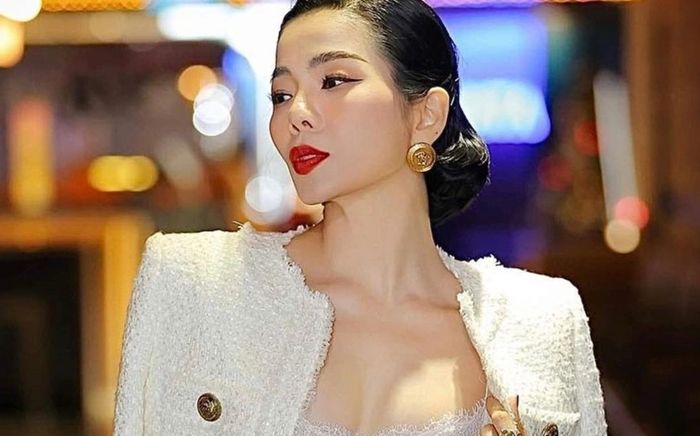 Lệ Quyên bỏ 1,6 tỷ tậu một chiếc túi xách, ai nhìn vào cũng bảo 'gu lạ'