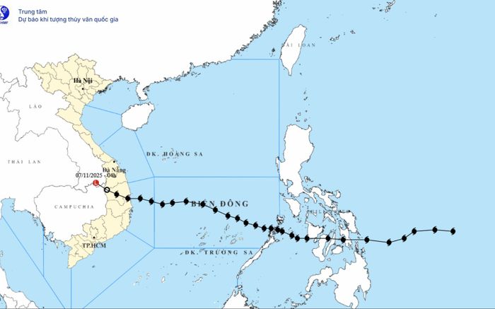 Áp thấp nhiệt đới suy yếu, mưa lớn vẫn kéo dài ở Trung Bộ