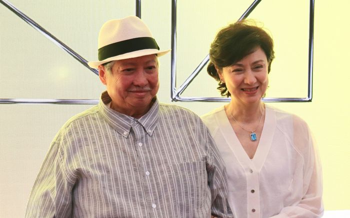 Nam diễn viên U75 cưới vợ hoa hậu kém 13 tuổi lên tiếng về hình ảnh ngồi xe lăn ở sân bay gây xôn xao