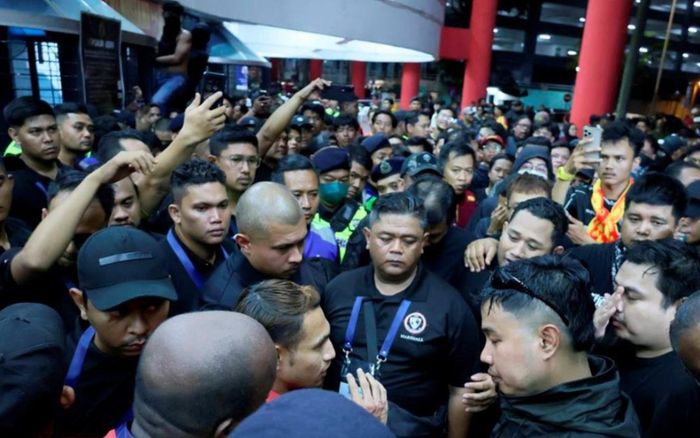 Hàng trăm CĐV Malaysia biểu tình khi đội nhà chính thức bị loại ở giải châu Á