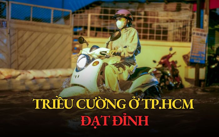 Triều cường ở TP.HCM đạt đỉnh, nhiều con phố hóa thành 'biển nước'
