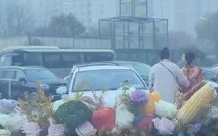 Xe cưới bị nhóm côn đồ chặn lại giữa đường đòi tiền, cô dâu khóc tức tưởi bỏ đi