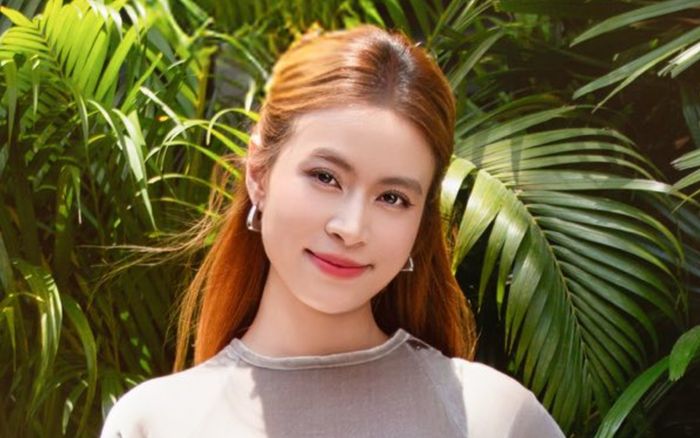 Chiếc xe trị giá 10 chữ số của Hoàng Thuỳ Linh