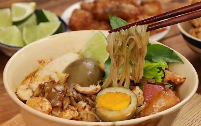 Món ăn có mùi thum thủm, nước dùng đen sì là đặc sản phố núi, ai ăn được là cực ghiền