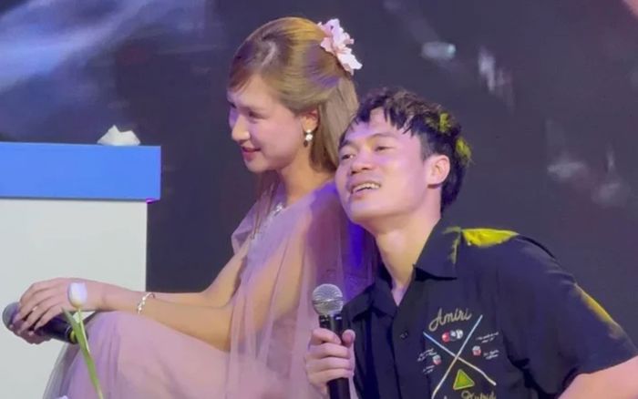 Hòa Minzy hé lộ đoạn tin nhắn nhạy cảm, bị Văn Toàn 'dằn mặt': 'Lần sau che kỹ vào'