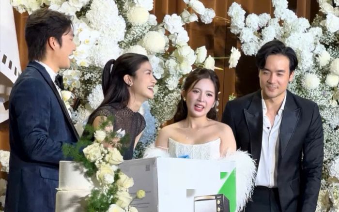 Nữ diễn viên Vbiz được vợ chồng Đình Tú tặng quà 'khủng' khi đi ăn cưới