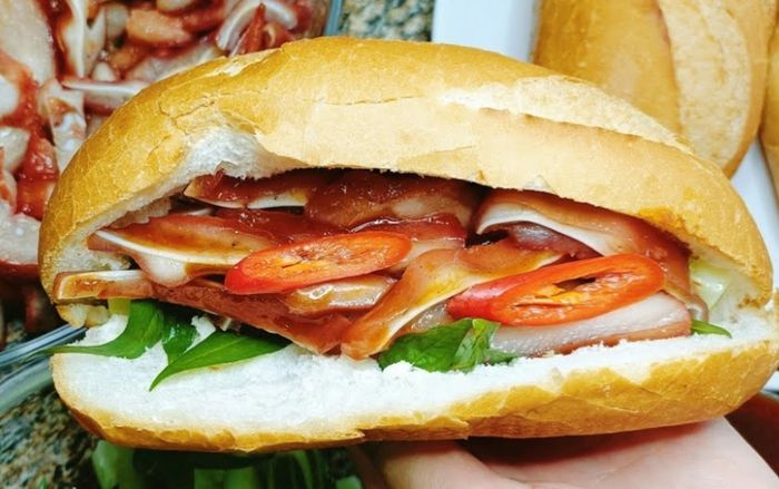 51 người nhập viện cấp cứu sau khi ăn bánh mì ở TP.HCM