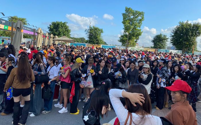 Khung cảnh trước giờ G đêm diễn solo đầu tiên của G-Dragon tại Việt Nam: Fan xếp hàng dài, thời tiết bất ngờ 'quay xe'