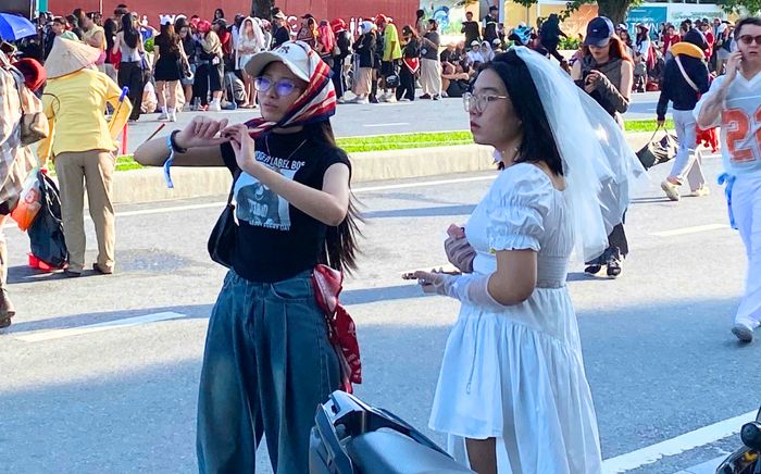 Fan G-Dragon mặc đồ y hệt cô dâu, có người hoá thân luôn thành thần tượng