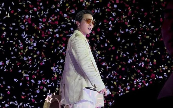 Concert G-Dragon ngày đầu tiên: 'Anh Rồng' tận tay tặng quà cho fan, hit 'Untitled, 2014' kết show gây xúc động mạnh