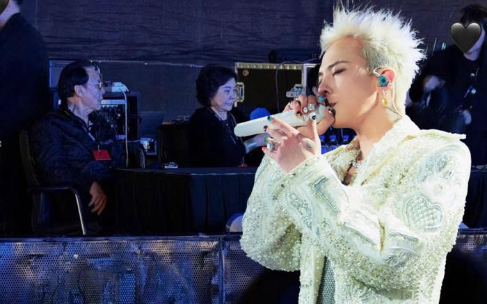 Bắt trọn ba mẹ G-Dragon đến ủng hộ con trai tại concert ở Hà Nội