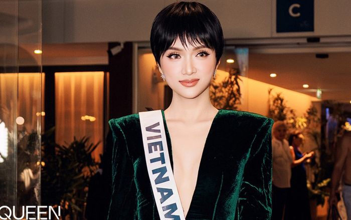 Hương Giang 'bung chiêu' đội tóc giả, diện đầm xẻ sâu quyến rũ gây chấn động Miss Universe 2025