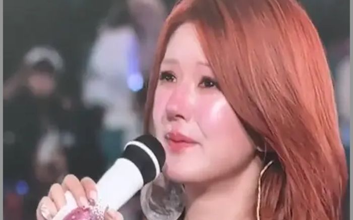 Sau chuỗi ngày bị công ty bạo hành, Triệu Lộ Tư bật khóc nghẹn ngào giữa tiệc sinh nhật