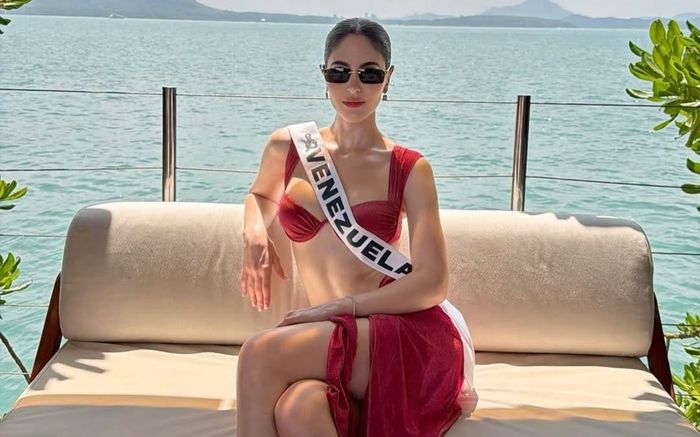 Đối thủ của Hương Giang mặc áo tắm khoe body cực quyến rũ, được dự đoán đăng quang Miss Universe 2025