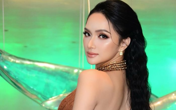 Hương Giang diện đầm khoét sâu, khoe lưng trần đầy gợi cảm trong bữa tối của Miss Universe 2025