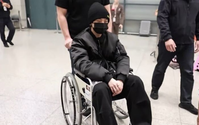 Nam ca sĩ bị chấn thương tại MAMA 2025, trở về Hàn Quốc bằng xe lăn
