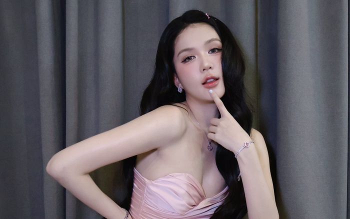 Ngọc Trinh diện váy bó sát ngắn cũn, khoe sắc vóc căng tràn ở tuổi U40